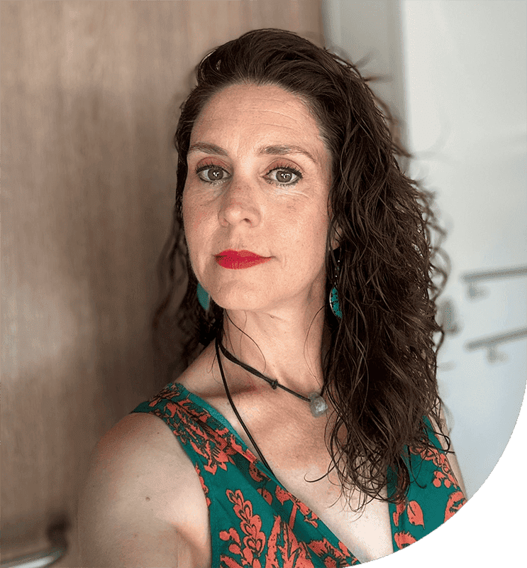 Retrato de Beatriz Díaz, mentora especializada en gestión emocional para madres.