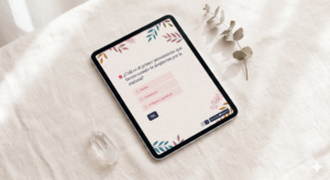 Mockup en una tablet mostrando un test interactivo sobre gestión emocional para madres.